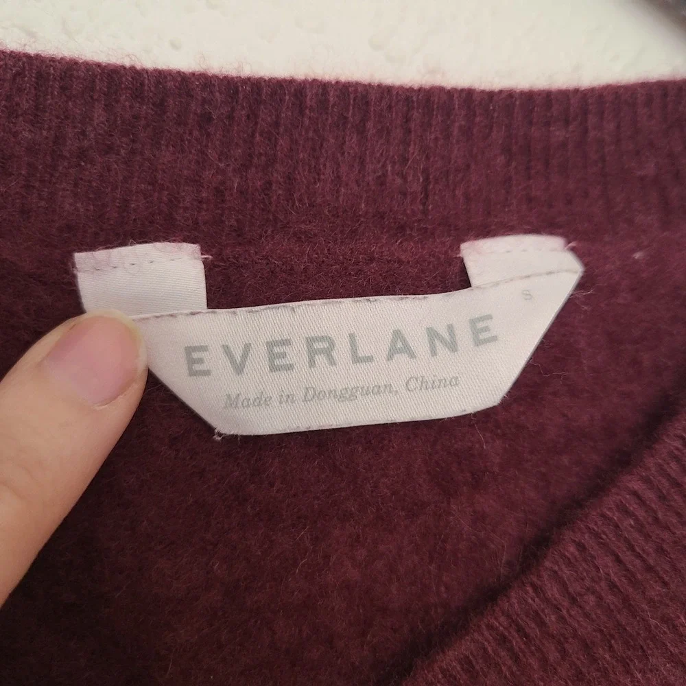 Everlane 100% Cashmere Burgundy Plum SMALL V Neck Sweater Wine Purple Old Money‎